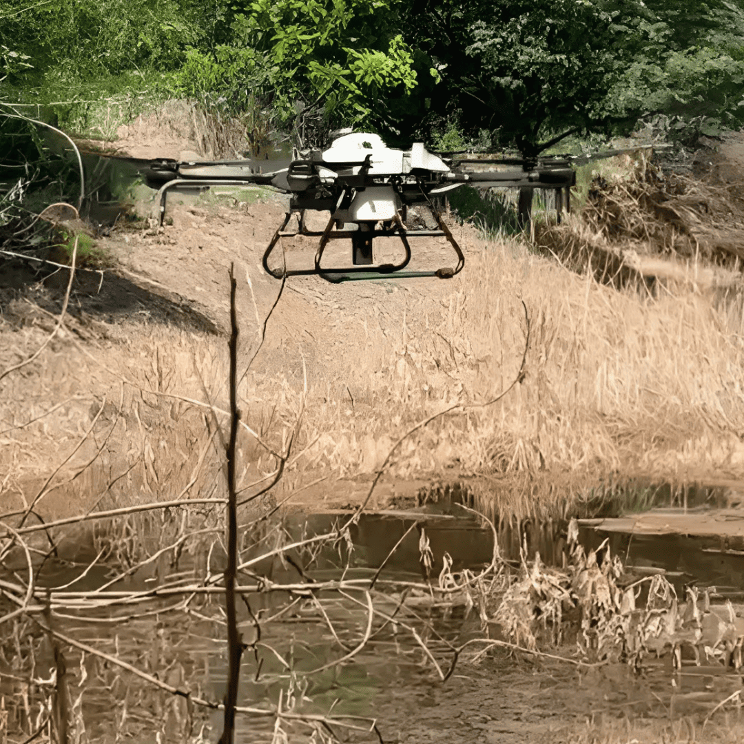 drone-voando-agua